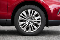 「Z」系のグレードに装着される、19インチアルミホイールと225/55R19サイズのタイヤ。