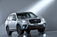 こちらはアクティブでスポーティーな内外装や装備が特徴の「スポーツ」。各部に施されたオレンジのアクセントが目印だ。