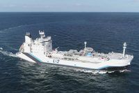 川崎重工業が開発・建造した世界初の液化水素運搬船「すいそ ふろんてぃあ」。2025年からは、より大型の水素運搬船の導入も計画している。