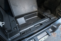 ドアなどの取り外しに必要な工具は、荷室の床下にすべて取りそろえられている。外したボルトなどは、種類ごとに分けて収納できる、専用スペースが用意されている。