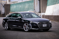 フルモデルチェンジされた「アウディS8」は、2020年8月25日に日本導入を開始。価格は2010万円で、ハンドルの位置は左右から選べる。