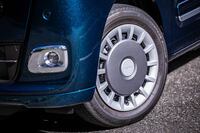 足もとの仕様は全車共通で、スチールホイールにフルホイールキャップ、155/65R14サイズのタイヤの組み合わせだ。ホイールキャップのカラーリングのみ、グレードやモデルによって異なる。