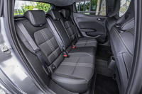 後席も前席と同じくファブリックとレザー調のコンビ表皮を採用。背もたれは60：40の分割可倒式だが、倒した場合には床面に段差が残り完全なフラットにはならない。