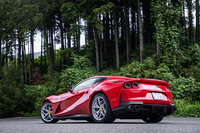 乾燥重量は1525kg（空車重量＝1630kg）。最高出力800psのV12を搭載し、最高速340km/h、0-100km/h加速2.9秒をマーク。重量配分は前47％、後ろ53％となる。