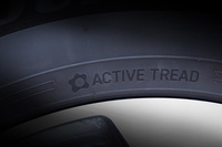 サイドウォールに描かれた「ACTIVE TREAD」のロゴ。アクティブトレッドとは、外部の要因に応じてタイヤのゴムが自ら性質を変化させる、ダンロップの独自技術だ。「シンクロウェザー」では、低温域でも硬化しにくい素材を採用したり、温度依存性の高い素材の使用を抑えたりすることで、高いウインター性能を実現している。