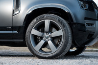 タイヤ＆ホイールは20インチが標準で、この試乗車の22インチはオプション。カラーはグロスブラックも選べる。