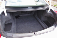 トランクルームは、実測で奥行き100cm、幅（最長部）135cm。後席を倒すことで長尺物にも対応できる。