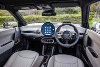 コックピットでは、センターに配置された円形の9.4インチ有機ELディスプレイや、リサイクルポリエステルを用いた布地を思わせる新素材で覆われるダッシュボードが目を引く。