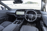 内装のアップデートはアナウンスされておらず、「RZ300e」と変わらない。ウルトラスエードなどを効果的に使ってラグジュアリーな雰囲気を生み出している。