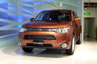 新型「三菱アウトランダー」発表会