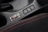 センターコンソールには専用のバッジを配置。特別な一台であることがアピールされる。