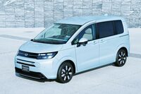 8年ぶりのフルモデルチェンジで登場した新型（3代目）。自動車らしいプロポーションとプロダクトデザイン的なテイストが、上手なあんばいで融合している。