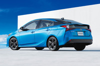踏ん張り感が表現された、最新型「プリウス」のリアビュー。