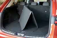 使わないときの置き場所に悩むトノカバーは2つに折れる。そればかりか……