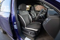 ダイヤモンドキルトとコントラストステッチが施されたシート。背もたれには「Speed」ロゴの刺しゅうも。