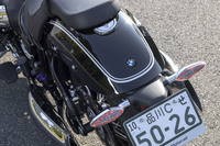 リアフェンダーを飾るBMWのエンブレム。「R18」は航空機産業を出自とするBMWの歴史を感じさせるライドフィールの持ち主だった。