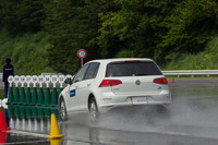 磨耗した「プライマシー4」と「プライマシー3」のウエットブレーキ性能の差は、制動距離はもちろん、減速Gの違いを体感できるほどだった。