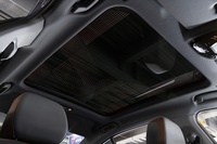 豪華な「スカイラウンジパノラマガラスルーフ」も装備。模様の部分にLEDが仕込まれており、アンビエントライトに合わせて色が変わる。