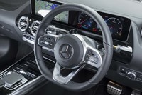 本革巻きのステアリングホイールにはインフォテインメントシステムや運転支援システムのスイッチが備わる。上級車種と同じ静電式のコントローラーも並ぶ。