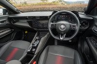 「イブリダ」には「コア」と「プレミアム」の2グレードが用意されるが、今回の試乗車は上級のプレミアム。各部が黒で統一されたインテリアコーディネートや（コアでは青が用いられる）、本革巻きのステアリングホイール、アルミペダルなどが特徴だ。