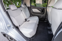 リアシートには50：50の分割可倒機構が備わり、左右を個別に最大170mmスライドさせることが可能。シートのスライドは、シートクッション中央下のレバーとシート上部レバーの2カ所で操作できる。