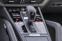 トランスミッションは全車で8段ATを採用。パーツサプライヤーはZF。