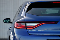 個性的なデザインのリアコンビランプ。その下には、車両の開発に関わった「RENAULT SPORT」のエンブレムが配される。