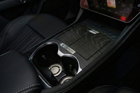 センターコンソールには、マセラティの創業111周年を記念した専用プレートを装着。