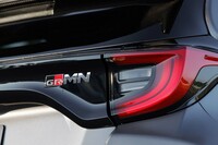 リアエンドやフロントフェンダー、グリルには「GRMN」エンブレムが装着される。