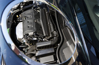 BMW自慢のバルブトロニック技術をベースに開発した無段階可変バルブコントロールを採用することで、低回転域の厚いトルクと高回転域でのパワーを両立した直列4気筒ユニット。このエンジンは英国ハムズホール工場で組み立てられた後にオックスフォード工場へ運ばれ、MINIコンバーチブルに搭載される。