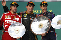 開幕戦のポディウムにのぼったドライバー。優勝したロータス・ルノーのキミ・ライコネン（中央）、2位でゴールしたフェラーリのフェルナンド・アロンソ（左）、3位に入ったレッドブル・ルノーのセバスチャン・ベッテル（右）。いずれもチャンピオン経験者だ。（Photo=Lotus）