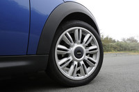 テスト車には、ツインブレードスポークアロイホイールが装着される。タイヤサイズは、205/45R17。