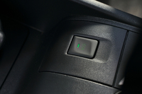 シフトレバーの後方に設けられたECOスイッチ。オンにすれば燃料消費率を最大で10％削減可能だ。
    