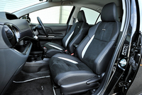 「アクアG“G's”」には、アルカンターラと合成皮革を使用した専用のフロントシートが装着される。