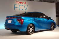 FCV（市販予定車）のリアビュー。サイドの特徴的なキャラクターラインやリアコンビランプのデザインが目を引く。
    