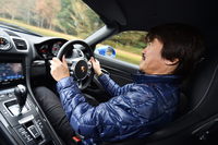 「ボクスターGTS」を駆る筆者。
    