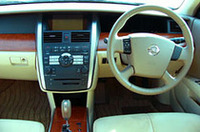 ウッドがふんだんに使われたインテリア。シート生地は手触りのよいものにこだわり、パールスウェードを中心に採用。インテリアカラーは、ベージュの「カシミア」、グレーの「フランネル」、ブルーの特別内装色「アガート」の3種類用意される