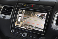 「トゥアレグ」には専用開発されたカーナビゲーションシステム「RNS850」が与えられる。周囲の様子を画面に表示するタイプの運転支援システムも標準で備わる。
    