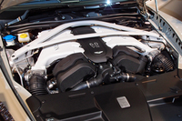 最新のV12エンジンは、従来モデル「ラピード」の477psに比べて81ps増しの558psを発生する。