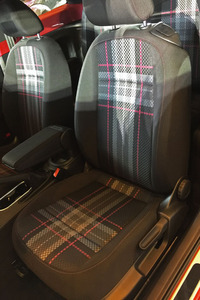スポーティーモデル「GTIシリーズ」専用のタータンチェックをピンク色にアレンジしたファブリックシートが装着される。
