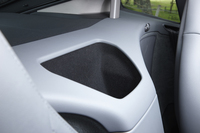 室内に用意された荷物の収納スペースはごくわずか。シート間に小さなくぼみ（写真）があるほかは、シート後方につり下げ用フックが設けられるのみ。