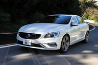 サスペンションは「R-DESIGN」専用のスポーティーなものに。スプリングとショックアブソーバー、アンチロールバーが強化されている。