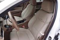 「ATSセダン」は、2グレードともにレザーシートが装着される。シフトパドルはマグネシウム製。