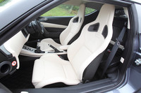 プラス2レイアウトのおかげで、室内はミドシップカーらしからぬ広さを誇る。レカロ製レザーシートは標準色がブラックで（テスト車はオプションのオイスター）、リクライニングが可能。さらに「プレミアムパック」に含まれるシートヒーターも備わる。