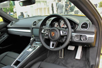 「718ケイマン」のインテリア。基本的な意匠は先にデビューした「718ボクスター」と共通。