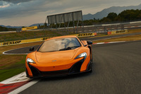 「675LT」の乾燥重量は1230kg。前後重量配分は前：後ろ＝42.5：57.5となっている。