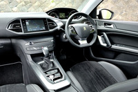 「i-Cockpit」と呼ばれるコックピットデザインは弟分の「プジョー208」で最初に採用された。ステアリングの径は小さく、水平方向で35cm、垂直方向だと32.5cmしかない。ロック・トゥ・ロックは2.9回転（すべてwebCG実測値）。