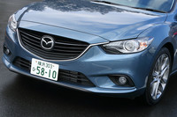 最近のマツダ車のファミリーフェイスである「シグネチャーウイング」をアテンザも採用する。