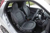 ヘッドレスト一体型のスポーツシート。本革仕立てで、シートカラーはブラックのみとなる。