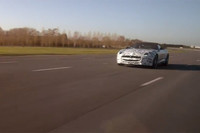 テストコースを「Fタイプ」のプロトタイプが走る。